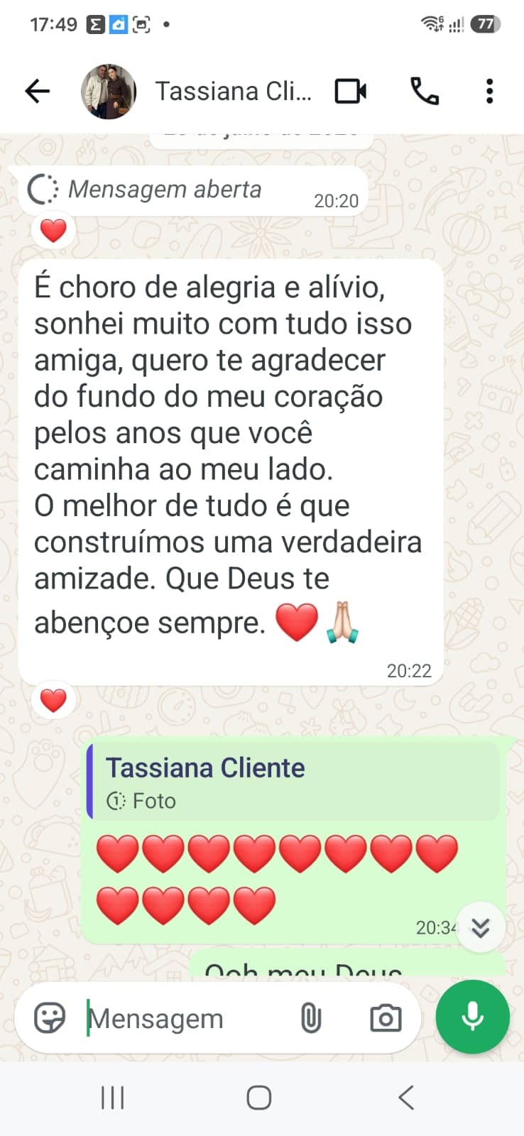 Mensagem de cliente celebrando uma conquista acadêmica com alegria e alívio